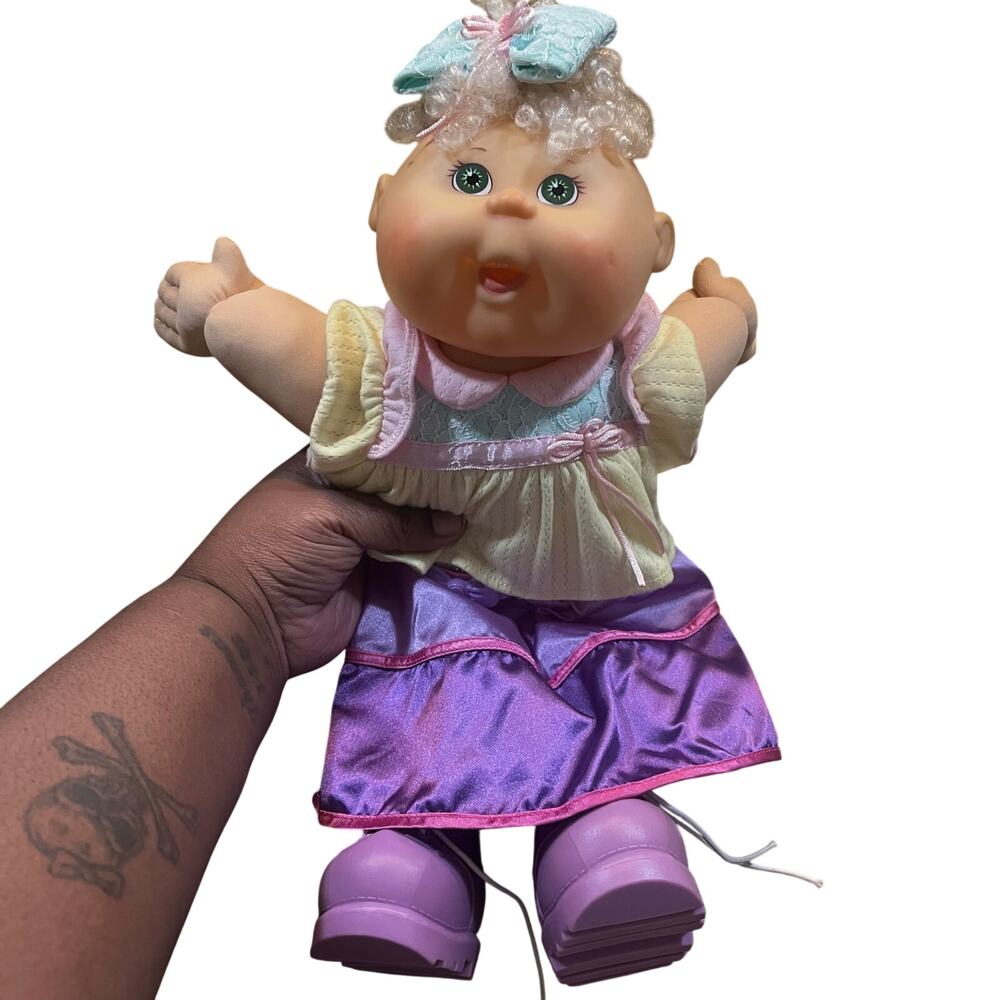 2004 Cabbage Patch Kids Blonde Girl Doll Curly Hair Bow Top Skirt Shoes 14"